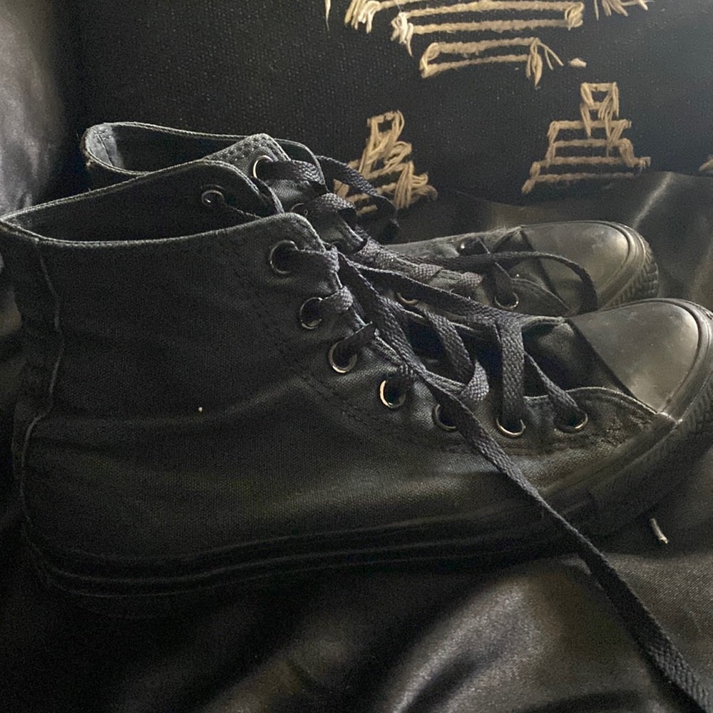All Black Converse ! PreLoved ✨ no rips, just used for Gym! Lots of life left